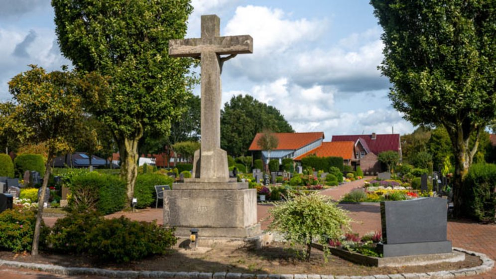 Blick von hinterm Friedhofskreuz