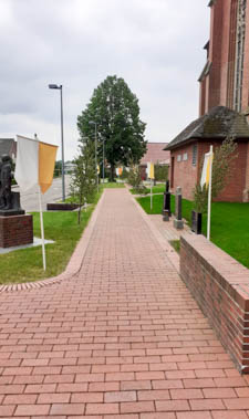 Festliche Fahnen weisen den Weg