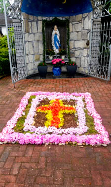 Altar bei der Lourdesgrotte, geschmückt vom Gemeindeausschuss sowie den Messdienern